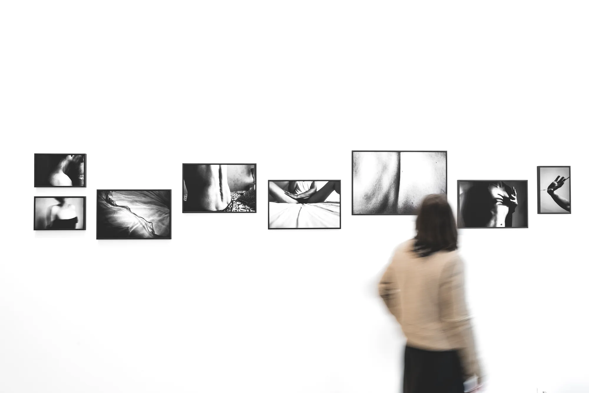 (É)mouvances à La Mostra Galerie : vue d’ensemble de la scénographie
