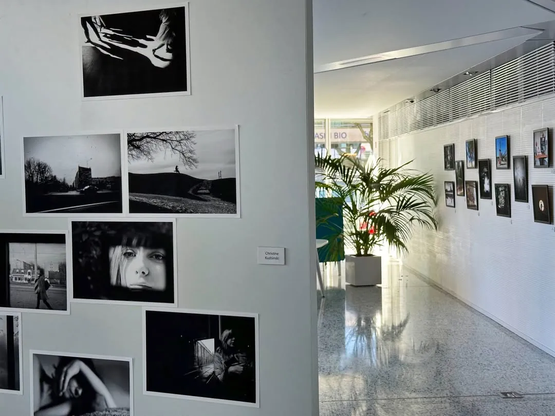 Voyages extraordinaires : accrochage de photographies noir et blanc sur une cloison de la galerie