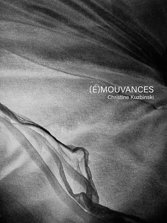Le livre (É)mouvances de Christine Kuzbinski, couverture : un drapé en noir et blanc